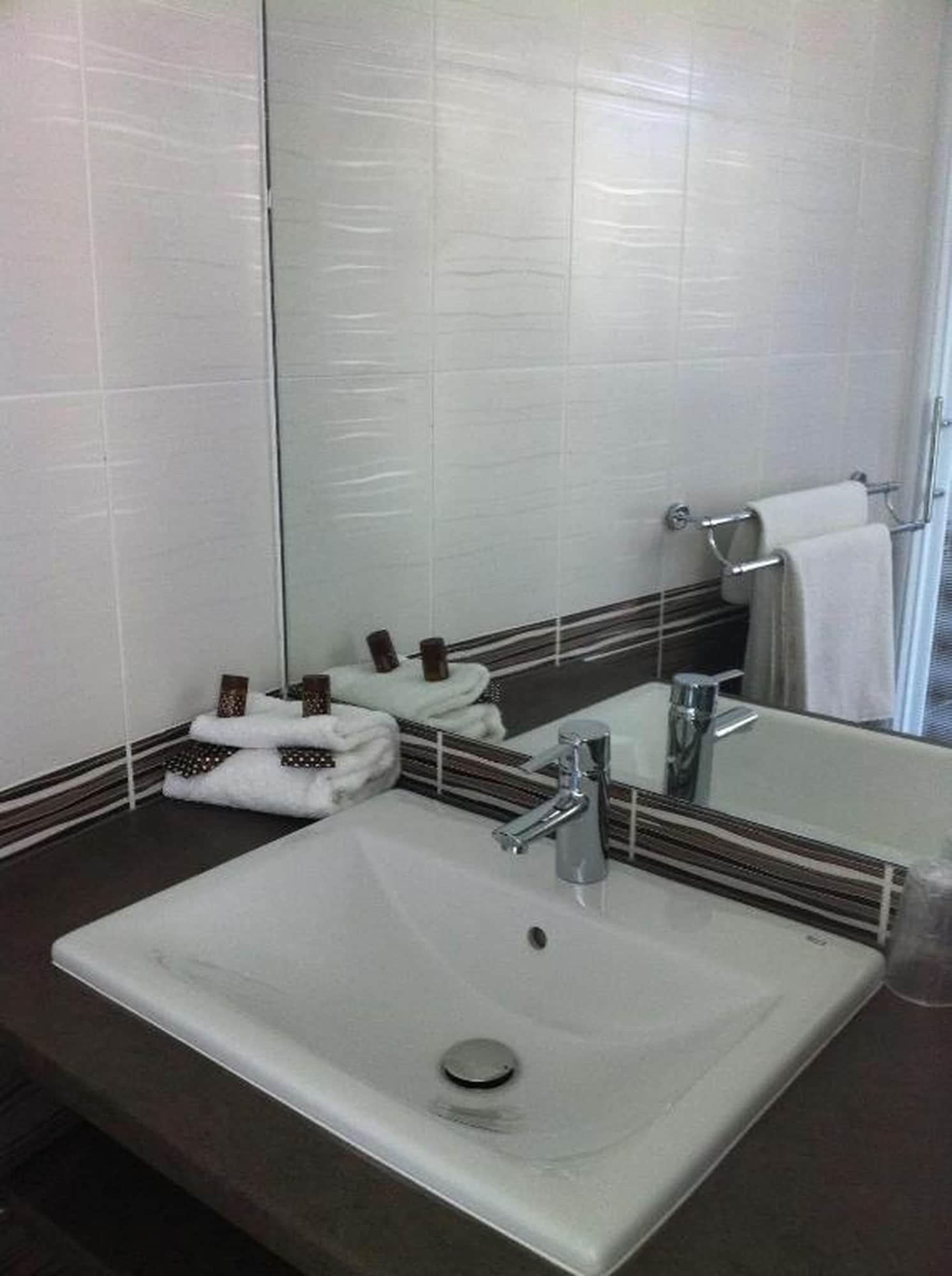 Brit Hotel Confort Le Revest Σαιντ-Μαξίμ Εξωτερικό φωτογραφία