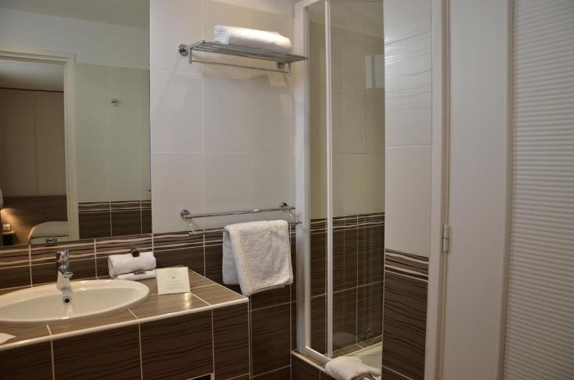 Brit Hotel Confort Le Revest Σαιντ-Μαξίμ Εξωτερικό φωτογραφία